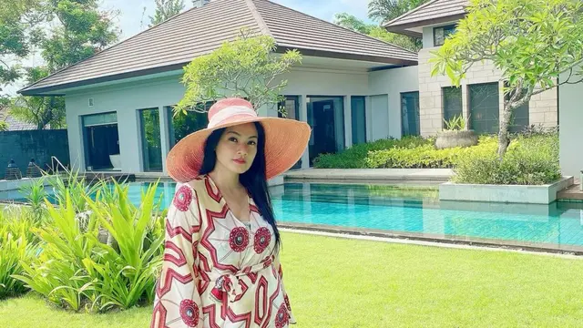 FOTO: Gaya Titi Kamal Pakai Topi Pantai, Tampil Menawan