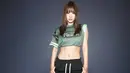 MOMO Twice tampil dalam balutan denim Jepang bergaya vintage (Onitsuka Tiger)