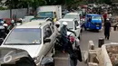 Akibat aksi demo oleh mahasiswa YAI, lalu lintas Jl Diponegoro macet parah, Jakarta, Selasa (27/10/2015). Ambulans yang menuju RSCM yang terpaksa membawa penumpang kritis dengan "ditandu" menggunakan bed beroda. (Liputan6.com/Yoppy Renato)