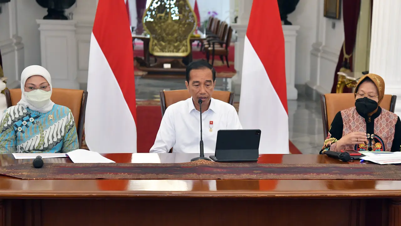 Presiden Jokowi memberikan keterangan pers bersama Menteri Sosial Tri Rismaharini dan Menteri Ketenagakerjaan Ida Fauziyah di Istana Merdeka Jakarta, Jumat (16/09/2022)