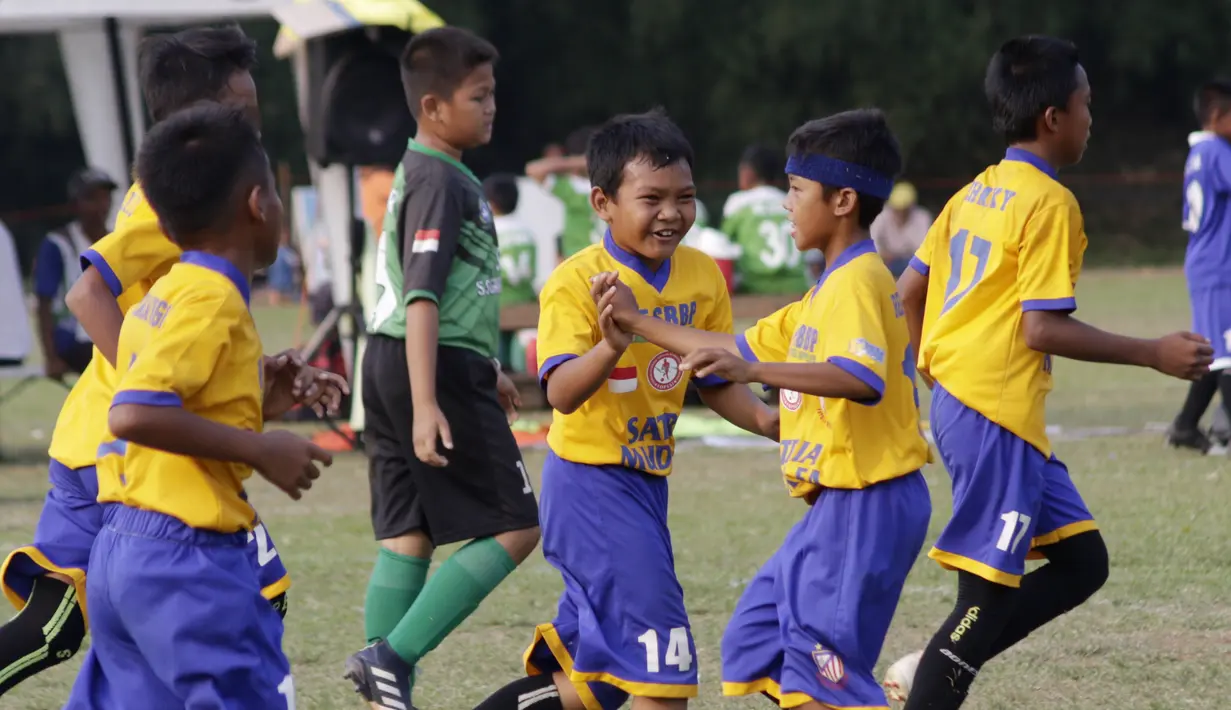 Para pemain Satria Muda FA merayakan gol ke gawang SS Gagak Rimang pada laga Indonesia Junior League 2019 di Lapangan Sawangan, Minggu (20/10). Dari liga kelas junior ini diharapkan bisa melahirkan pesepakbola muda berbakat dan berkualitas. (Bola.com/M Iqbal Ichsan)