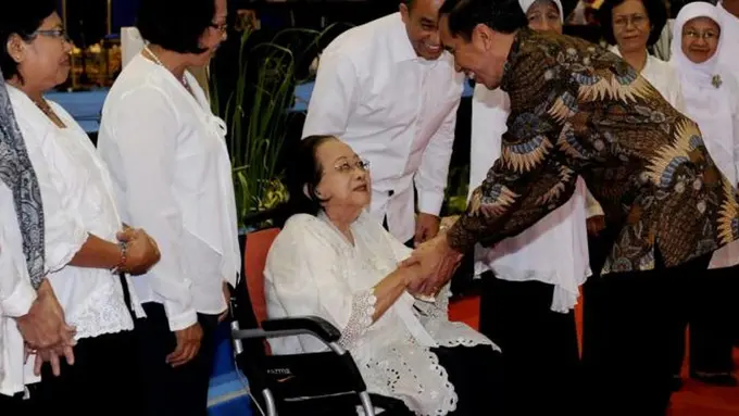 Hari Guru 2015, Jokowi Cium Tangan dan Tunduk kepada Sang Guru