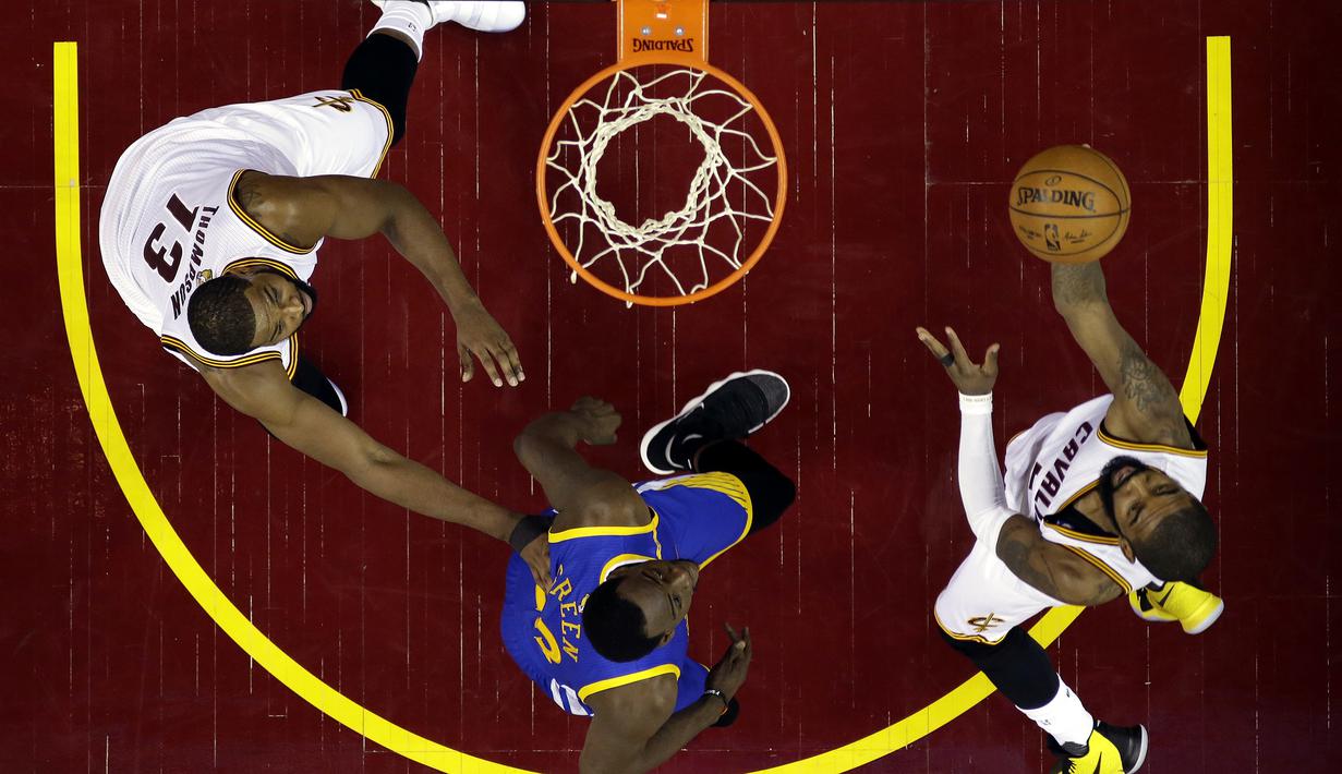 Pemain Cleveland Cavaliers, Kyrie Irving, memasukan bola saat pertandingan melawan Cleveland Cavaliers pada Gim 3 Final NBA 2017, Rabu (7/6/2017). Warriors menang 118-113. (EPA/Ron Schwane)