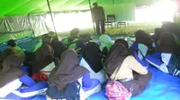 Hasil pantauan KPAI di Lombok, sekolah darurat menggunakan tenda atau terpal dan bangunan semi permanen. (Komisi Perlindungan Anak Indonesia)