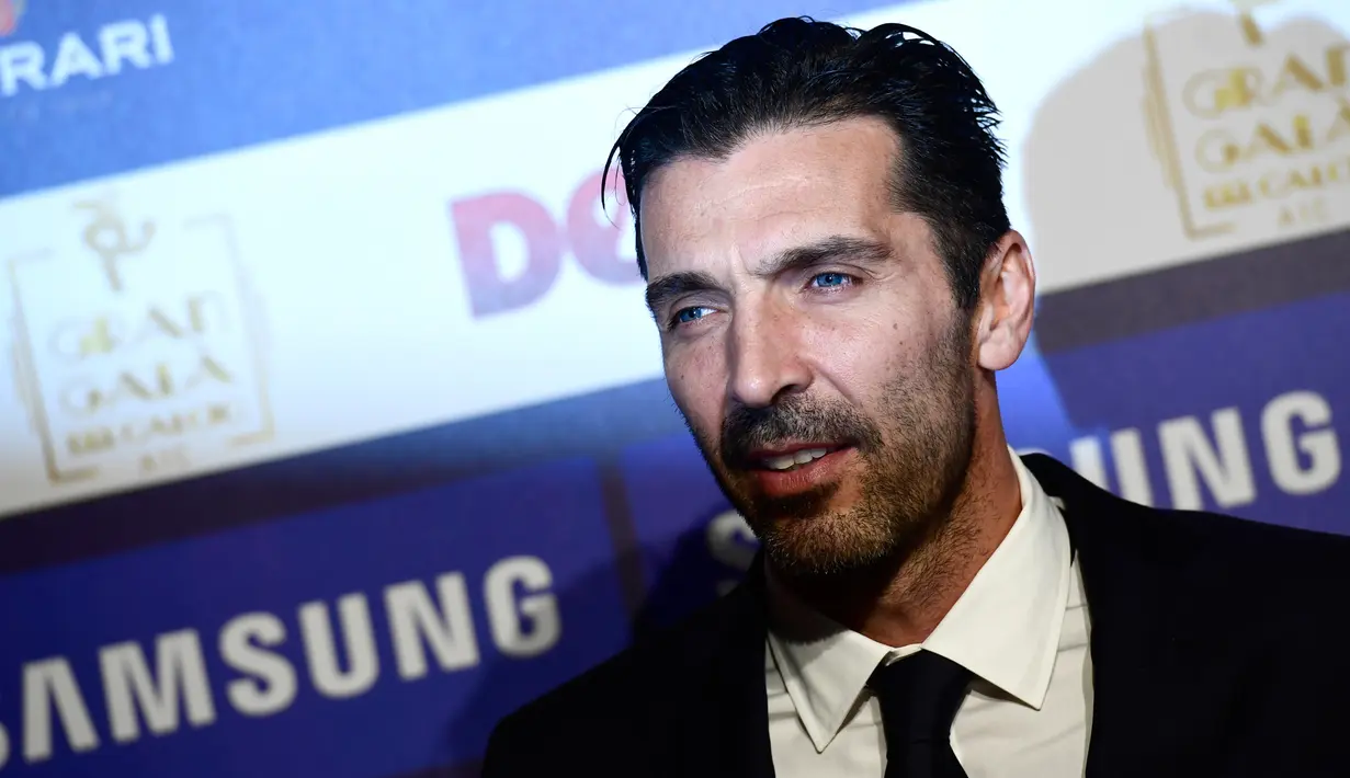 Kiper Juventus, Gianluigi Buffon setibanya pada malam Gran Gala del Calcio di Milan, Senin (27/11). Acara ini untuk memberikan penghargaan kepada para pemain, pelatih, serta wasit yang memberikan penampilan terbaik selama satu musim. (MIGUEL MEDINA/AFP)