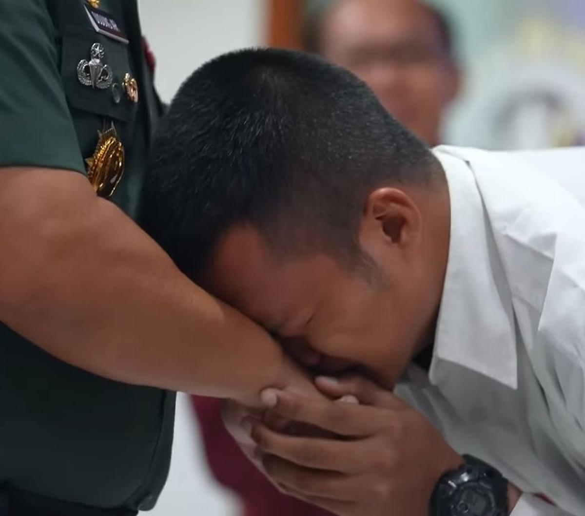 Momen haru Raffi berterimakasih ke Jenderal Dudung mendapat perhatian publik. Dia mencium tangan mantan Pangdam Jaya itu sambil menangis.&nbsp;<br>