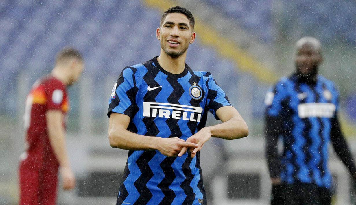 Pemain Inter Milan, Achraf Hakimi, melakukan selebrasi usai mencetak gol ke gawang AS Roma pada laga Liga Italia di Stadion Olimpico, Roma, Minggu (10/1/2021). Kedua tim bermain imbang 2-2. (AP Photo/Gregorio Borgia)