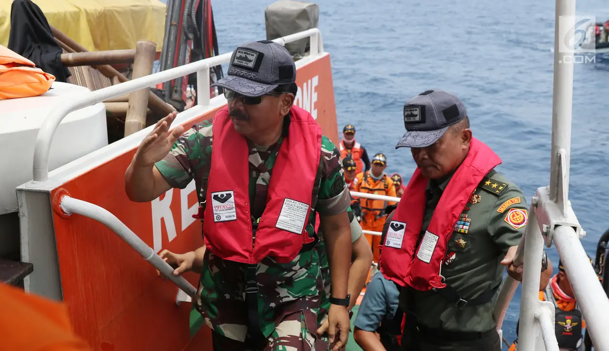 Panglima TNI Marsekal Hadi Tjahjanto (kiri) saat tiba di KN SAR Basudewa di perairan Karawang, Jawa Barat, Rabu (31/10). Panglima TNI meninjau titik yang diduga menjadi tempat bagian badan pesawat Lion Air JT 610. (Liputan6.com/Helmi Fithriansyah)
