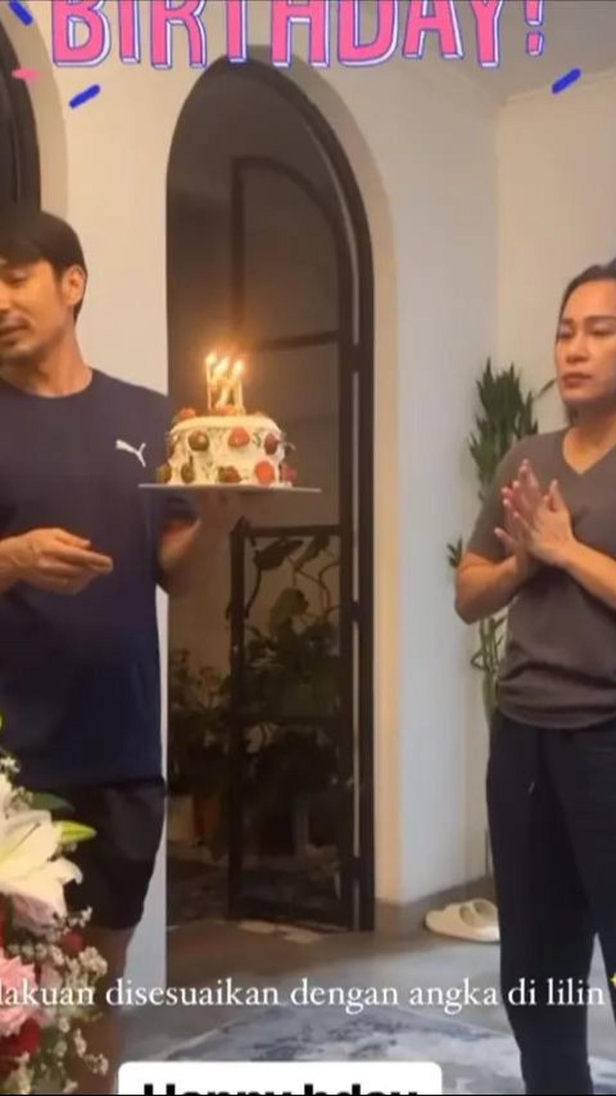 Tidak mengherankan jika belakangan ini, olahraga angkat beban telah menjadi rutinitas harian bagi istri Abimana Aryasatya ini.<br>