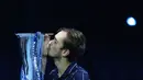 Petenis Rusia Daniil Medvedev mencium trofi juara ATP World Finals di O2 Arena, London, Inggris, Minggu (22/11/2020). Daniil Medvedev menjuarai ATP World Finals usai mengalahkan petenis Austria Dominic Thiem pada babak final. (AP Photo/Frank Augstein)