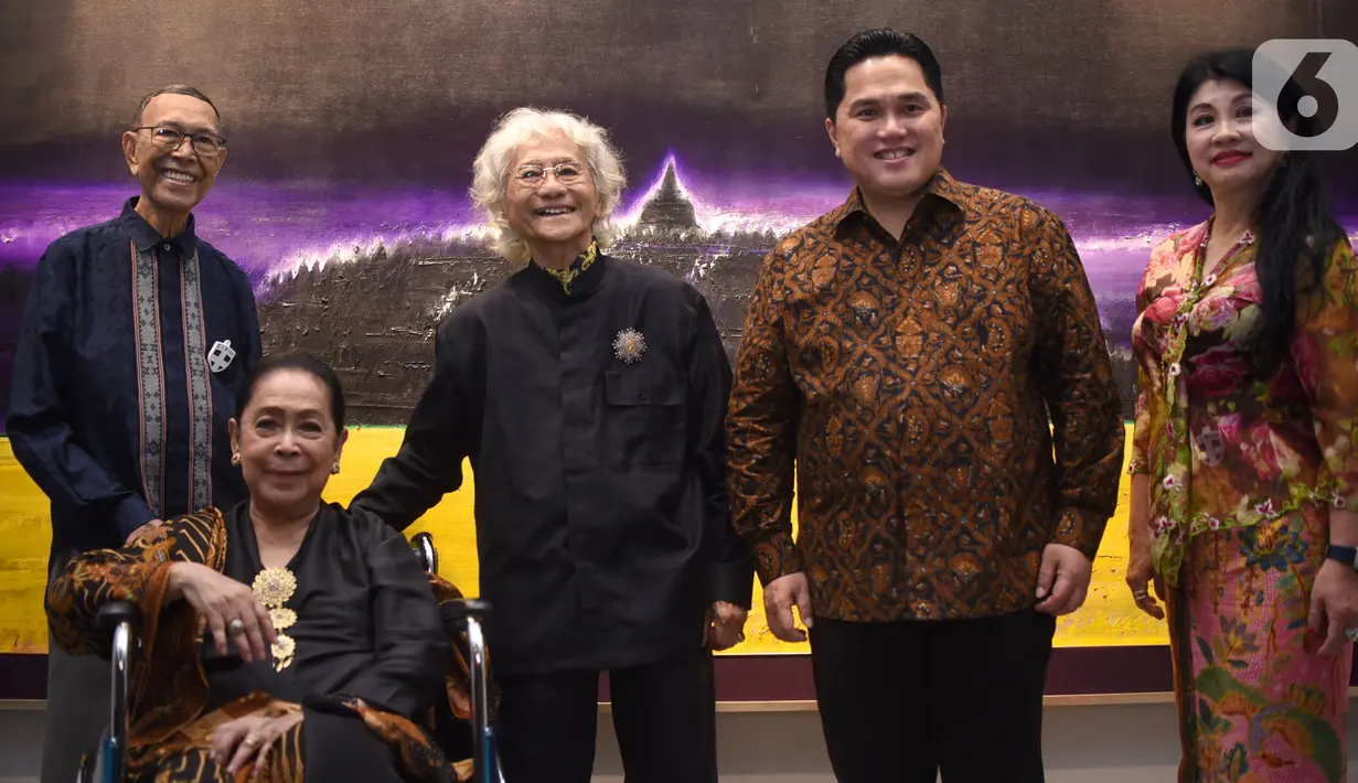 Pelukis Man x Universe Srihadi Soedarsono dan istri, Menteri BUMN Erick Thohir foto bersama pada pameran tunggal Srihadi Soedarsono - Man x Universe di Galeri Nasional, Jakarta, Rabu (11/3/2020). Pameran tunggal ini menampilkan 44 lukisan bentang alam. (Liputan6.com/HO/Andry)