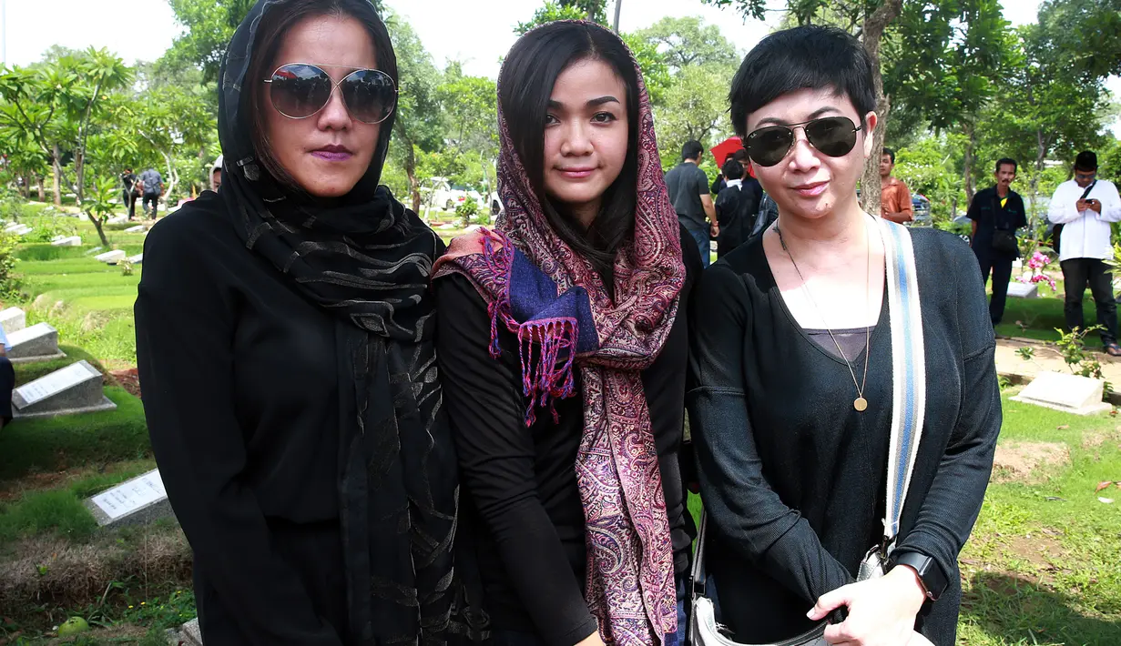 Selain Nirina Zubir, turut hadir pula presenter Indy Barends ke tempat peristirahatan terakhir almarhum Kiki. Seperti diketahui Kiki menghembuskan nafas terakhirnya di RSCM tepat pada pukul 13.40 kemarin. (Deki Prayoga/Bintang.com)
