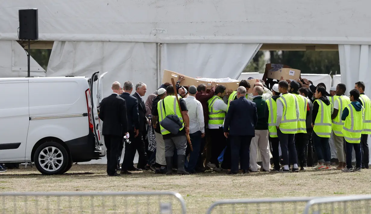 Pelayat membawa jenazah korban penembakan masjid untuk dimakamkan di Memorial Park Cemetery, Christchurch, Selandia Baru, Rabu (20/3). Kepolisian Selandia Baru telah memulangkan 21 jenazah korban penembakan masjid di Christchurch. (AP Photo/Mark Baker)
