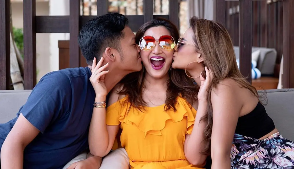 Seperti saat momen ulang tahun Ashanty yang dirayakan di Bali, Ashanty mengunggah momen romantis dengan Aurel dan Azriel. Kedekatan antara Ashanty dan dua anak sambungnya sering dinilai banyak pihak melebihi keharmonisan dengan ibu kandung. (Liputan6.com/IG/@ashanty_ash)