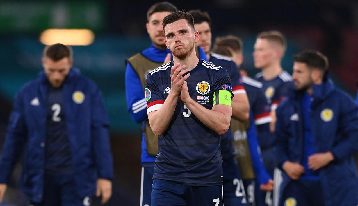 Andrew Robertson. Bek kiri Skotlandia berusia 32 tahun yang telah membela Liverpool sejak awal musim 2017/2018 ini menjadi pemain Liverpool ketiga dengan caps terbanyak bagi timnas. Bersama Timnas Skotlandia ia total telah tampil dalam 59 laga dengan torehan 3 gol dan 4 assist sejak melakukan debut pada 5 Maret 2014. Pemain yang saat ini dipercaya memegang ban kapten Timnas Skotlandia bernasib sama dengan Mohamed Salah tak akan tampil di Piala Dunia 2022 Qatar usai Skotlandia gagal lolos kualifikasi. (AFP/Pool/Stu Forster)