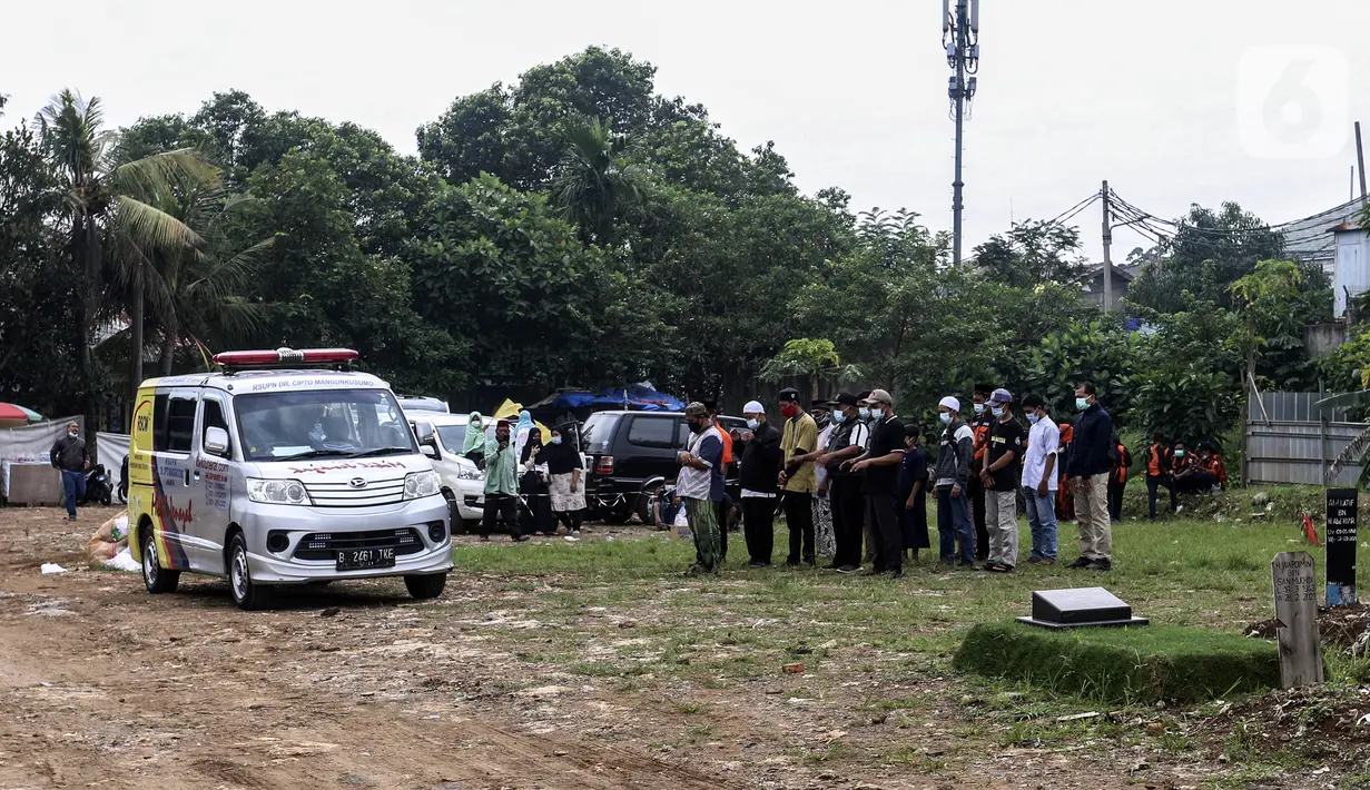 Sejumlah orang menyalati korban COVID-19 saat pemakaman di Srengseng Sawah, Jakarta, Selasa (15/6/2021). Kasus COVID-19 pascamudik dan libur Lebaran 2021 terus melonjak, bahkan Jakarta saat ini memasuki fase yang amat genting karena adanya lonjakan drastis kasus COVID-19.(Liputan6.com/Johan Tallo)
