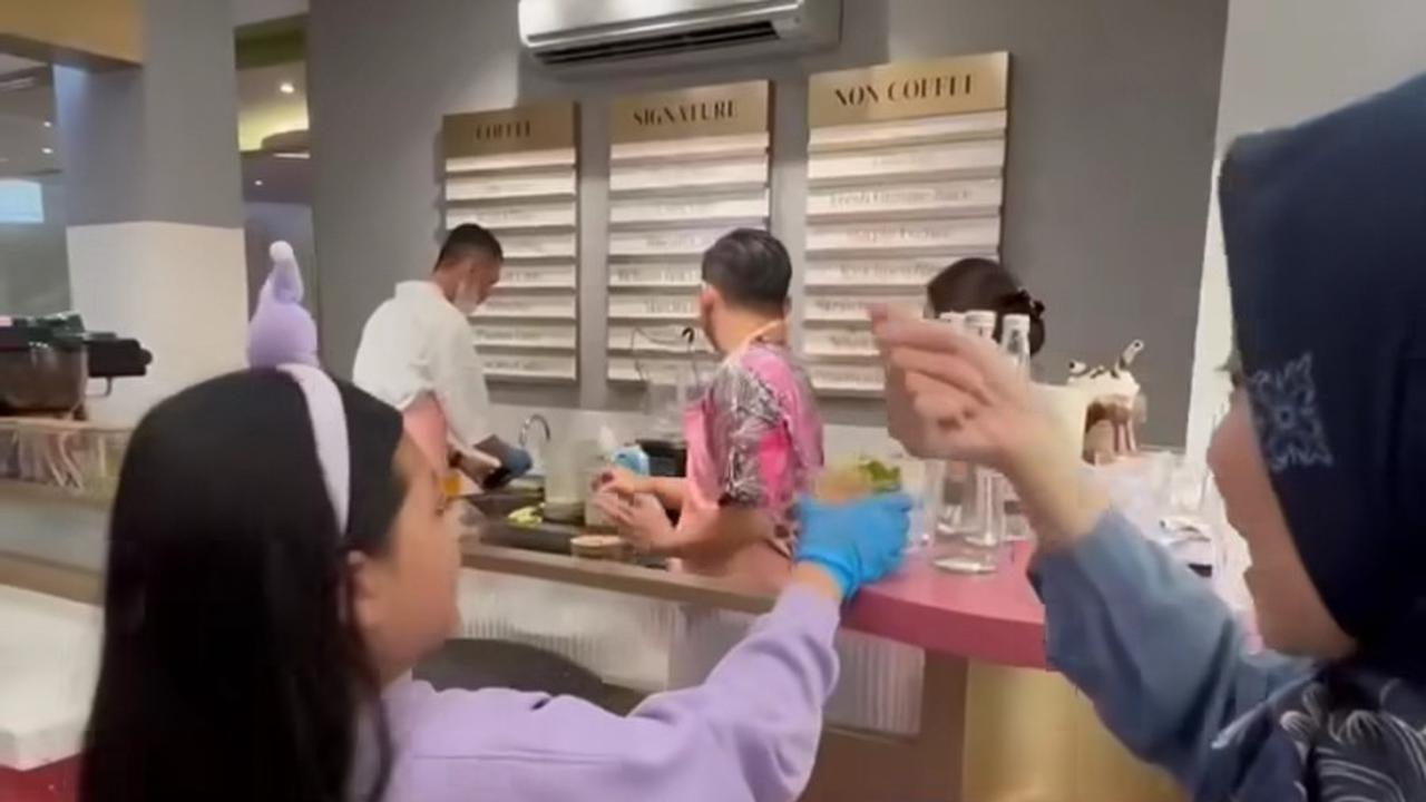Tak disangka, Arsy yang merupakan anak artis terkenal ternyata menikmati aktivitas melayani pelanggan di cafe.<br><br>