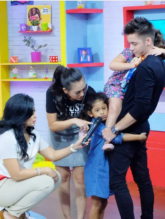 "Berhubung sama2 jail jd Eleeya nempel bgt sm daddynya @stefannwilliam mereka klop sejoli bgt deh.. klo ada daddy mami terlupakan," tulis celine_evangelista sebagai keterangan foto. (Instagram/celine_evangelista)