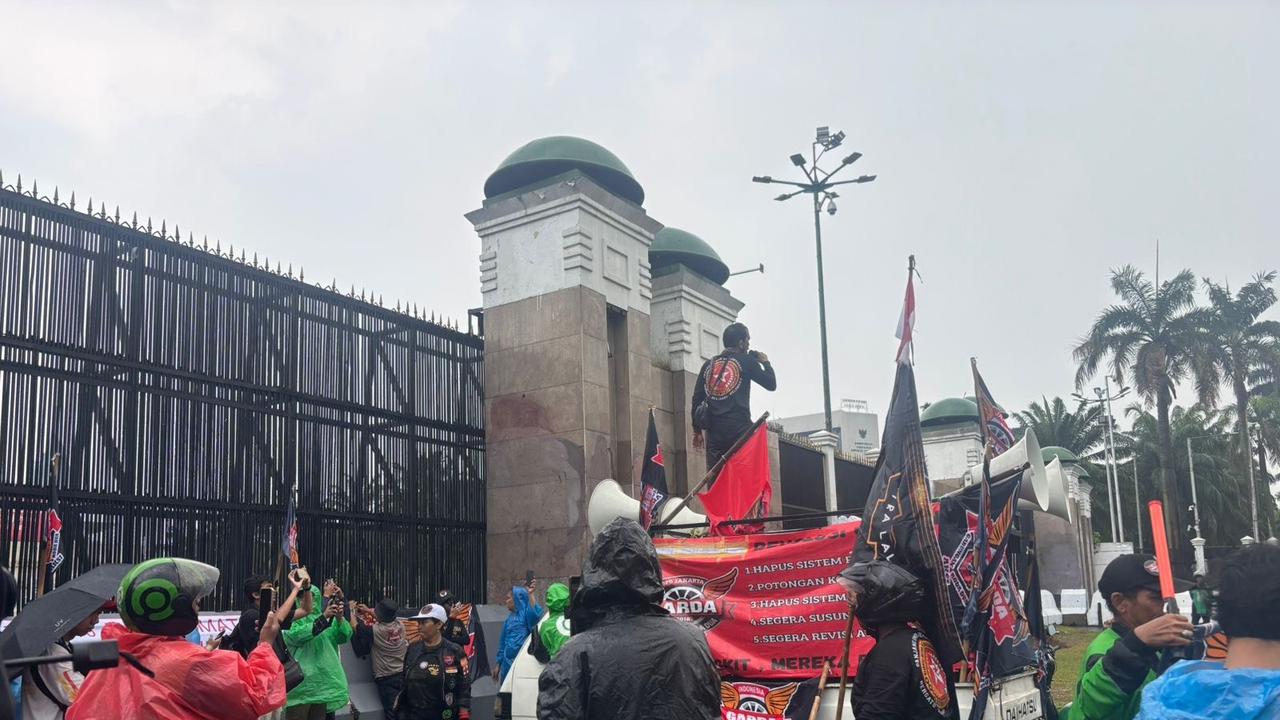 Demo Ojol di Depan DPR