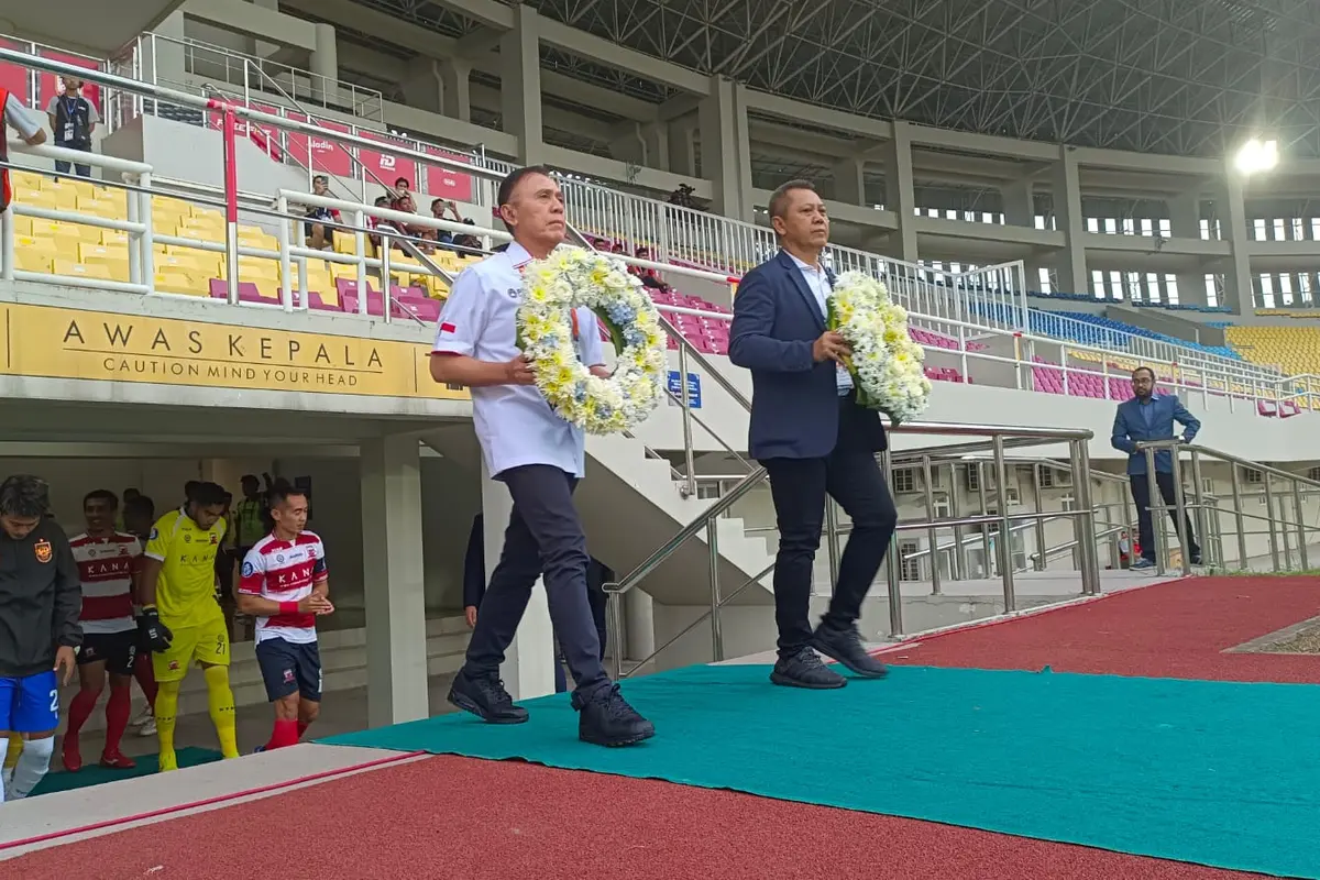 Ketum PSSI Iwan Bule membawa karangan bunga menandai bergulirnya kembali BRI Liga 1 2022/2023