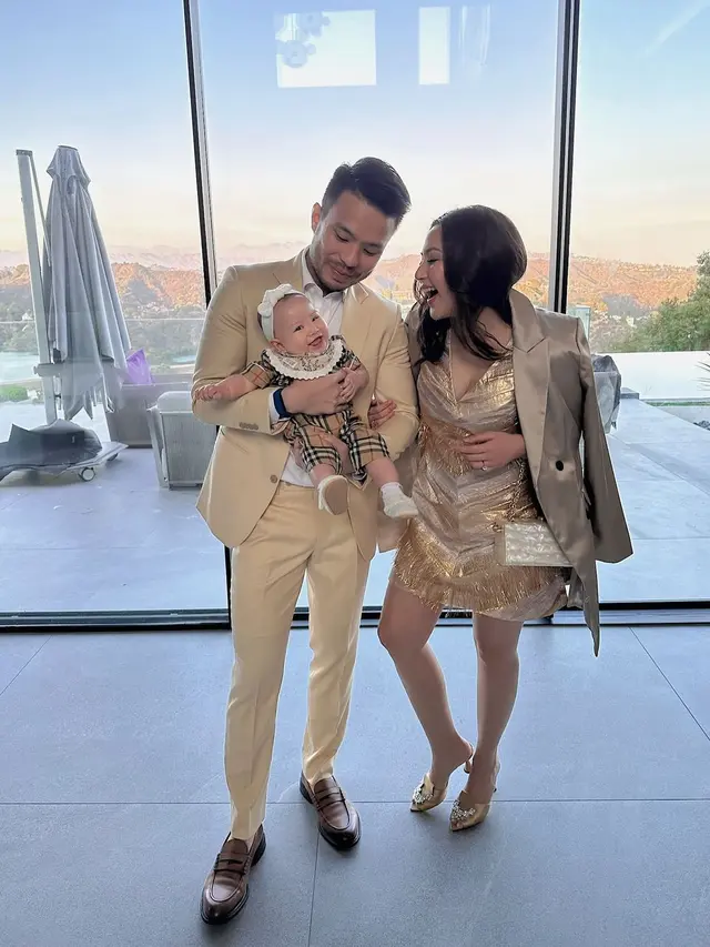 5 Gaya Glamor Keluarga Kecil Jessica Mila Hadiri Pernikahan Anak Hary Tanoesoedibjo di Amerika