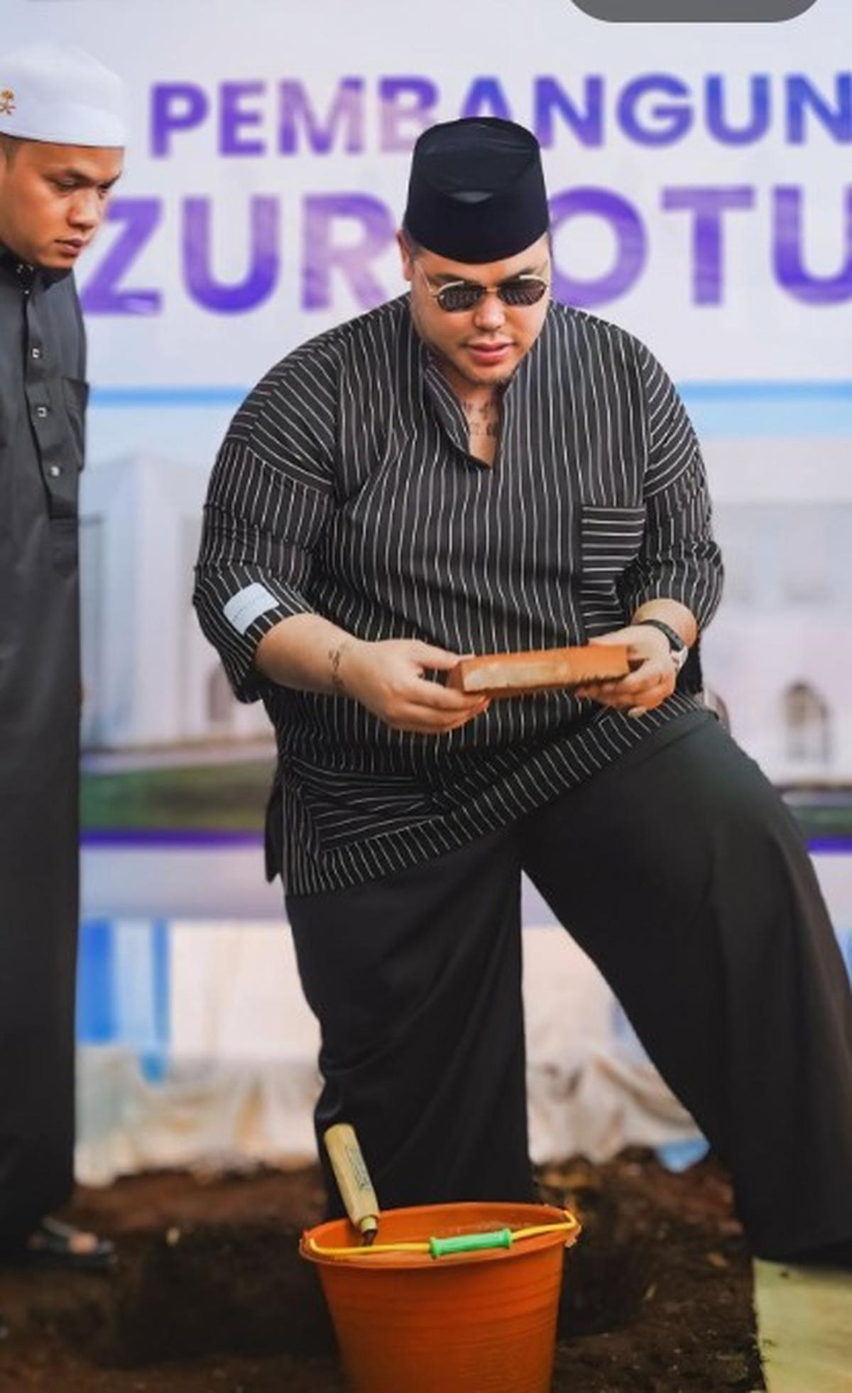 7 Potret Ivan Gunawan Peletakan Batu Pertama, Resmikan Masjid di Pesantrennya Jelang Berangkat Haji