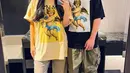 Kenakan t-shirt motif serupa dengan beda warna, gaya outfit couple Rafael dan Sabina Taz satu ini bisa jadi inspirasi! (Instagram/rafaell_16).