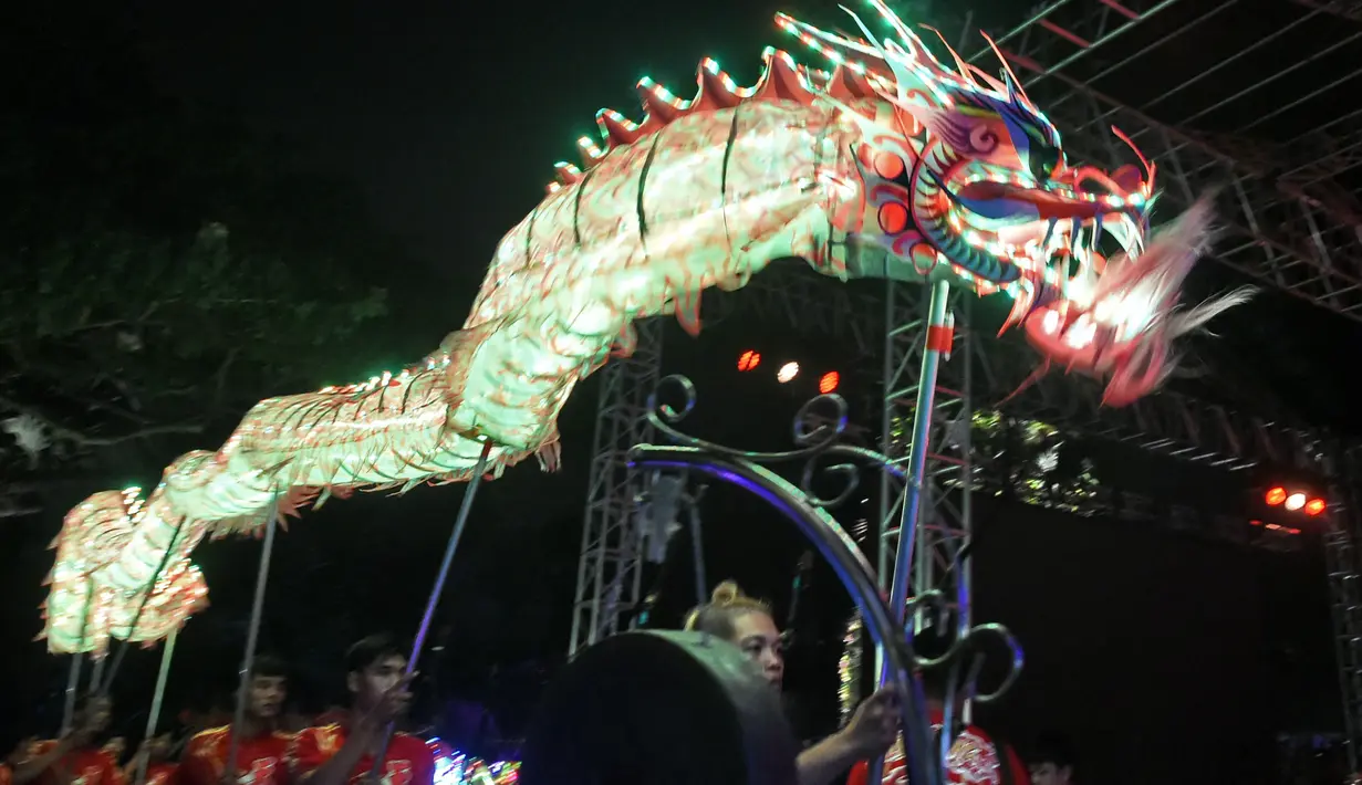 Tarian naga yang dihiasi dengan lampu warna-warni ditampilkan di Gardens by the Bay, Singapura (4/2). Pertunjukan ini digelar untuk mengantar Tahun Baru Imlek di Singapura. (AFP/Roslan Rahman)