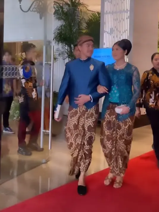 Bersama Kaesang Pangarep, Erina Gudono tak ragu pamer baby bump dengan balutan kebaya berwarna biru [@erinagudono]