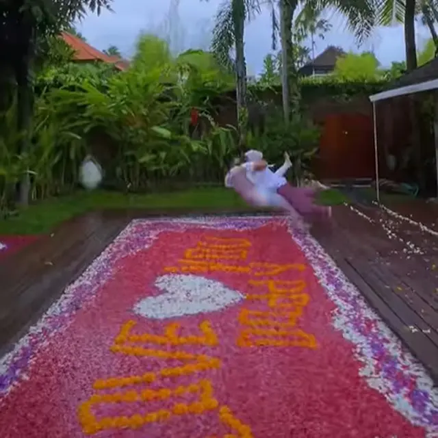 6 Potret Ammar Zoni dan Irish Bella Berenang di Kolam Bunga, Selalu Romantis