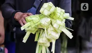 Pedagang menjual kulit ketupat di Pasar Palmerah, Jakarta, Selasa (9/4/2024). (Liputan6.com/Angga Yuniar)