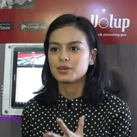 Eva Celia menggunakan aplikasi online terbaru untuk membagi karya-karya musiknya.