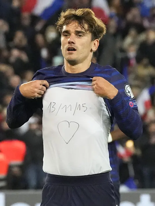 Penyerang Prancis, Antoine Griezmann berselebrasi usai mencetak gol ke gawang Kazakhstan pada kualifikasi grup D Piala Dunia 2022 di stadion Parc des Princes di Paris, Minggu (14/11/2021). Prancis menang telak atas Kazakhstan 8-0 dan berhak lolos ke Piala Dunia 2022 di Qatar. (AP Photo/Michel Euler