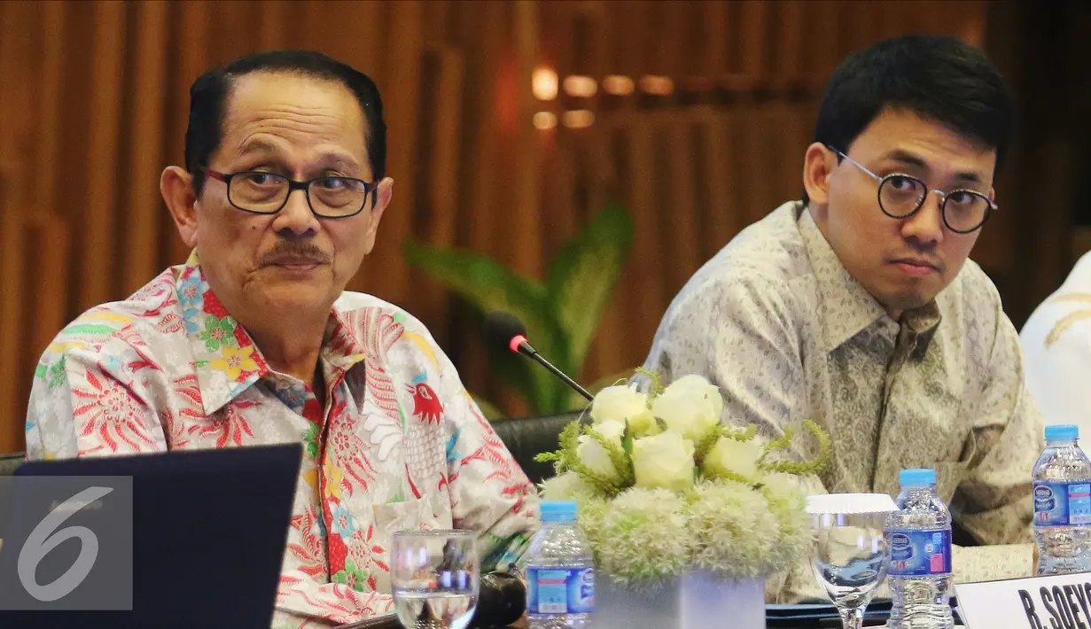 Komisaris Utama Raden Soeyono (kiri) saat RUPST 2016 PT Surya Citra Media Tbk di SCTV Tower, Jakarta, Rabu (18/5). RUPST tersebut membahas Pengangkatan Anggota Dewan Komisaris dan Direksi. (Liputan6.com/Angga Yuniar)