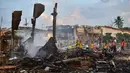 Ledakan dahsyat menghancurkan sebuah gudang kembang api pada hari Sabtu di Thailand selatan, menewaskan sedikitnya sembilan orang dan melukai lebih dari 100 orang, kata seorang pejabat senior, dan beberapa rumah di sekitarnya rata dengan tanah atau rusak. (Madare TOHLALA / AFP)