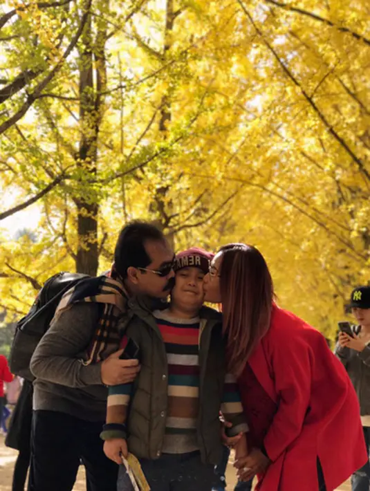 Foto ciuman pasangan yang mengenakan busana musim dingin itu membuat banyak warganet bereaksi. Selain melihat iri pada pasangan ini, juga tak sedikit yang merasakan baper. Salah satunya, penyanyi Fitri Carlina. (Instagram/inul.d)