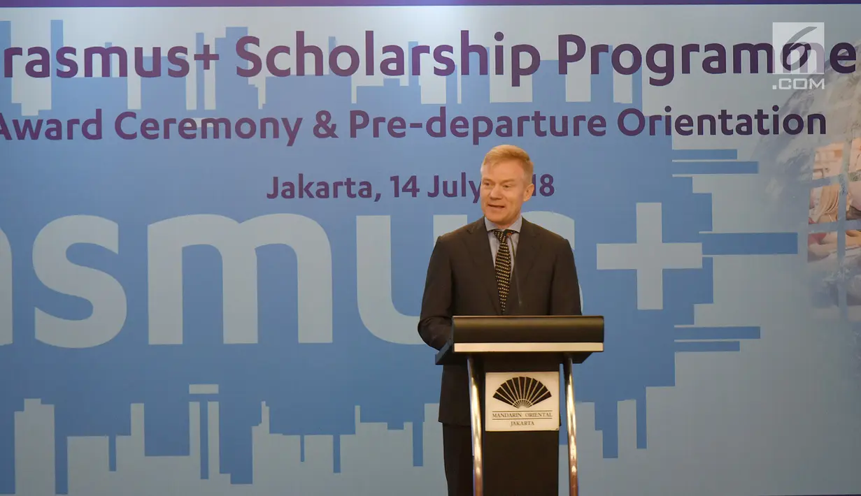 Duta Besar Uni Eropa untuk Indonesia, Vincent Guérend memberikan sambutan pada acara penerima beasiswa Erasmus+ untuk 240 mahasiswa dan dosen Indonesia di Jakarta, Sabtu (14/7). Penerima beasiswa akan menempuh studi di perguruan tinggi.(Liputan6.com)