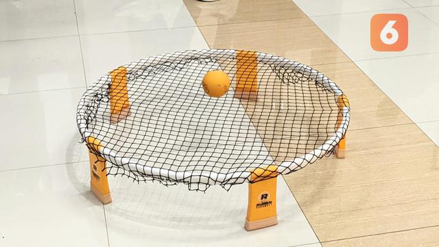 Jelang Hari Olahraga Nasional 2023 Ikatan Dokter Indonesia kenalkan olahraga roundnet, Kamis (7/9/2023). Foto: Liputan6.com/Ade Nasihudin.