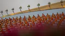 Biksu Buddha menghadiri perayaan Makha Bucha di tengah pandemi COVID-19, di Wat Dhammakaya, utara Bangkok, Jumat (26/2/2021). Upacara keagamaan ini pun menjadi salah satu yang terbesar di Thailand karena banyaknya umat Buddha yang tinggal di wilayah Gajah Putih. (Jack TAYLOR/AFP)