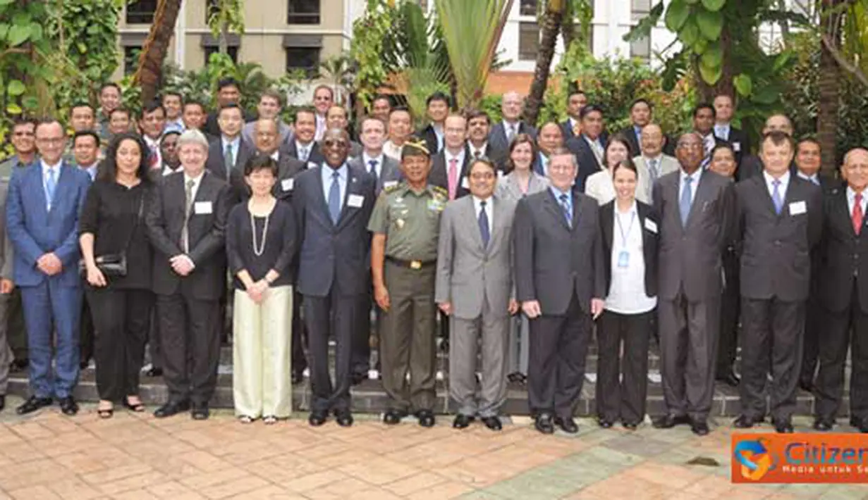 Citizen6, Jakarta: Para peserta lokakarya konferensi regional PBB Ke-3 (3rd UN regional conference workshop), berfoto bersama di Hotel Sultan, Jakarta, (21/3). (Pengirim: Badarudin Bakri Badar)