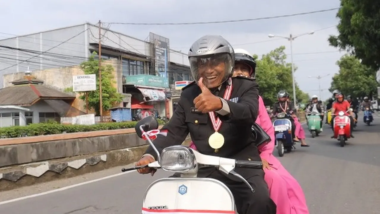 Polisi purnabakti diarak naik vespa keliling Kota Pemalang. (Foto: Liputan6.com/Humas Polres Pemalang)