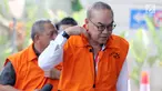 Tersangka selaku pemegang saham Blackgold Natural Resources Limited, Johannes Budisutrisno Kotjo tiba di gedung KPK, Jakarta, Rabu(15/8). Johannes diperiksa terkait proyek kontrak kerja sama pembangunan PLTU Riau-1. (Merdeka.com/Dwi Narwoko)