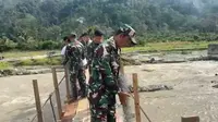 Warga dan TNI Gotong Royong Percepat Pembangunan Jembatan Gantung di Aceh
