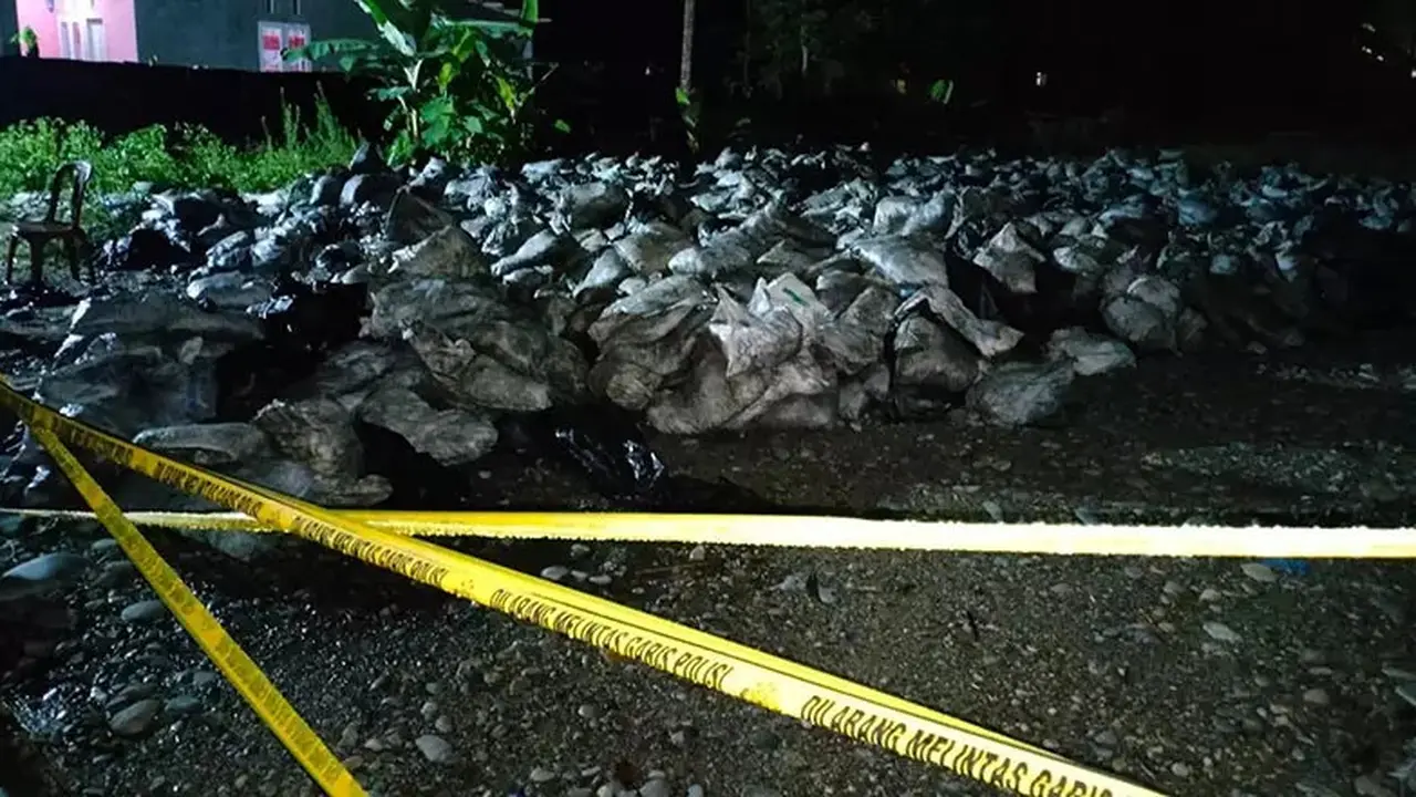 Batu Hitam hasil tambang warga Kecamatan Suwawa Timur dipasangi garis polisi (Arfandi Ibrahim/Liputan6.com)