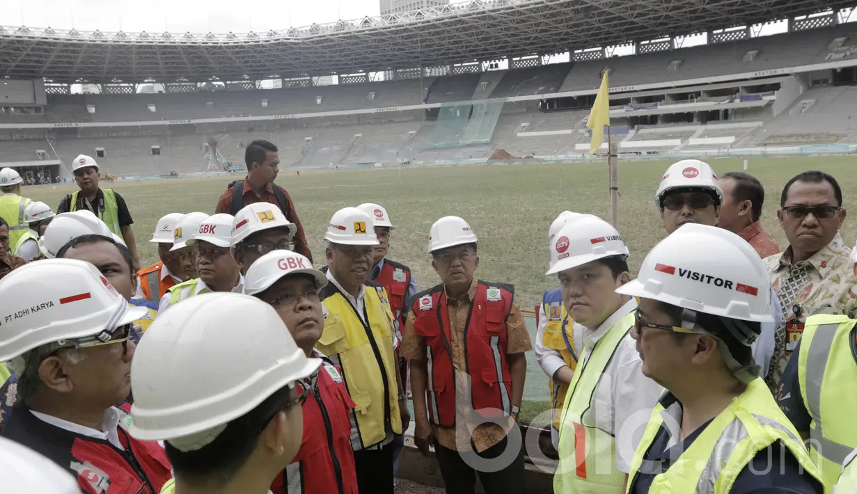Wakil Presiden, Jusuf Kalla, meninjau renovasi Stadion Utama Gelora Bung Karno di Senayan. JK selaku Ketua Tim Pengarah Kepanitiaan Asian Games Indonesia meninjau enam lokasi venue penyelenggaraan Asian Games ke-18. (Bola.com/M Iqbal Ichsan)