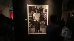 Pengunjung mengamati foto karya pewarta foto Ismar Patrizki di Galeri Foto Jurnalistik ANTARA, Jakarta, Jumat (22/5/2015). Ismar Patrizki menampilkan 51 karya foto dengan tema "Laut Luka Blues" tentang isu lingkungan di Bali. (Liputan6.com/Faizal Fanani)