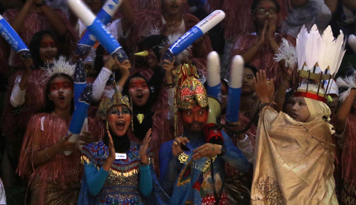 Aksi suporter dengan kostum yang unik memeriahkan Turnamen Indonesia Open 2016 di Istora Senayan, Jakarta, Rabu (1/5/2016). (Bola.com/Nicklas Hanoatubun)