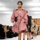 Di bawah Daniel Lee, Burberry Summer 2027 tampil lebih personal; House Check diinterpretasi ulang bersama Celia Birtwell dengan nuansa playful dan soulful. (dok. Burberry)
