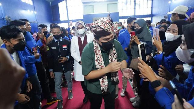 Menteri BUMN Erick Thohir dalam kuliah umum di Universitas PGRI Banyuwangi, Minggu (15/4/2022). (Foto: Erick Thohir)