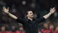 Pemain AC Milan, Zlatan Ibrahimovic, memberikan isyarat cinta kepada ribuan suporter setelah memberikan pidato perpisahannya dari dunia sepakbola di San Siro, Senin (5/6/2023) dini hari WIB. (AP Photo/Antonio Calanni)